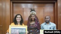 Sebagian pegiat SOS Tanah Papua (Foto: VOA/Nurhadi)