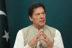 Perdana Menteri Pakistan Imran Khan berbicara selama wawancara dengan Reuters di Islamabad, Pakistan, 4 Juni 2021. (Foto: REUTERS/Saiyna Bashir)