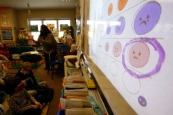 Melissa Shugg, guru kelas dua di Sekolah Dasar Paw Paw di Paw Paw, Michigan, mengajar tentang pikiran, perasaan, dan tindakan pada Kamis, 2 Desember 2021.