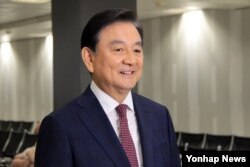 문재인 한국 대통령의 특사로 17일 미국을 방문한 홍석현 한반도포럼 이사장이 버지니아주 덜레스국제공항 입국장을 빠져나오고 있다.