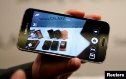 新的三星手机。黑客攻击移动通信装置