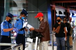 Para calon penumpang antre untuk pemeriksaan dokumen sebelum menaiki pesawat di Bandara Soekarno-Hatta di tengah pandemi virus corona (Covid-19) di Jakarta, 21 Mei 2020. (Foto: Reuters)