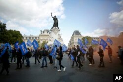 Petugas polisi berdemonstrasi untuk mengecam kondisi kerja yang buruk, kurangnya peralatan dan kantor polisi yang bobrok, di Paris, Rabu, 2 Oktober 2019.
