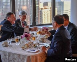 美国国务卿蓬佩奥与朝鲜高级官员金英哲在纽约共进工作晚餐（2018年5月31日）