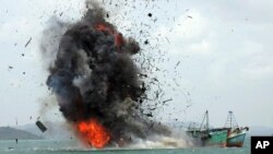 Sebuah kapal nelayan asing yang menangkap ikan secara ilegal diledakkan oleh Angkatan Laut Indonesia di lepas pantai Pulau Batam, 22 Februari 2016 (foto: dok).
