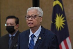 Perdana Menteri baru Malaysia Ismail Sabri Yaakob berbicara di kantornya di Putrajaya, Malaysia, Jumat, 27 Agustus 2021. (Foto: via AP)