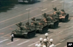 1989年6月5日，有人在北京的長安街上阻攔坦克。