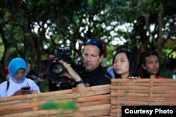 Sutradara Hollywood Livi Zheng saat penggarapan film 'Insight'.