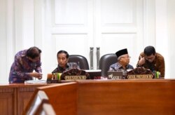 Presiden Jokowi dan Wapres Ma’ruf Amin berbincang dengan Menteri Agraria Sofyan Djalil dan Menteri Pariwisata Wisnhutama disela-sela Ratas “Persiapan Pemindahan Ibu Kota Negara Baru” di kantor Presiden , Jakarta, Senin (16/12) (Foto: Biro Setpres)