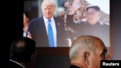 지난 6월 12일 도널드 트럼프 미국 대통령의 기자회견장에서 북한의 밝은 미래상을 담은 영상이 상영되고 있다. 트럼프 대통령은 김정은 북한 국무위원장에게도 동영상을 보여줬다.