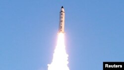북한의 김정은 국무위원장이 지난 12일 신형 중장거리 전략탄도미사일(IRBM)인 '북극성 2형' 시험발사를 현지지도했다고 조선중앙통신이 13일 보도했다. 