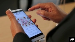 Seorang pengunjung sedang mencoba ponsel pintar Huawei Honor 5X dalam pameran ponsel di Barcelona, Spanyol, 23 Februari 2016.