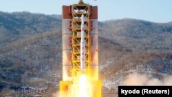这张日本共同社发表的照片显示朝鲜远程火箭从西海发射场升空。（2016年2月7日）