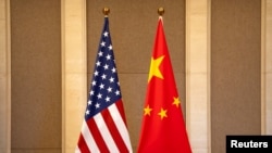 资料照：2023年7月8日，美国财政部长耶伦与中国副总理何立峰在钓鱼台国宾馆举行会谈前布置的美中两国国旗。