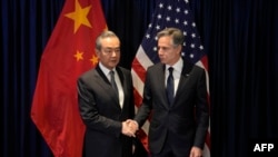 Menteri Luar Negeri AS Antony Blinken (kanan) berjabat tangan dengan Direktur Kantor Komisi Luar Negeri Komite Sentral Partai Komunis China Wang Yi saat pertemuan bilateral di sela-sela Pertemuan Menteri Luar Negeri ASEAN di Jakarta pada 13 Juli 2023 .(Foto: AFP)