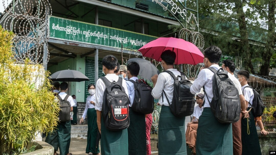 ယခင်မှတ်တမ်းရုပ်ပုံ | ရခိုင်ပြည်နယ် စစ်တွေမြို့တော်မှာ အခြေခံပညာကျောင်းသားတွေ ကျောင်းလာတက်နေတဲ့မြင်ကွင်းတခု (ဇွန် ၁၊ ၂၀၂၁) 