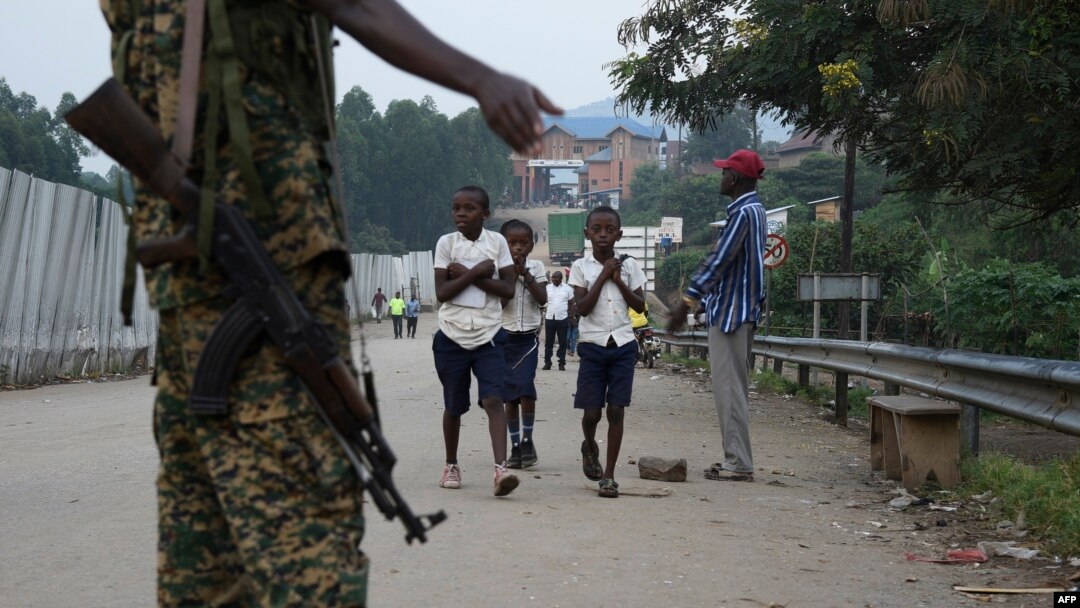 Soda moko azali kokengela ndelo ntango bana kelasi bazali kokatisa ndelo ya Mpondwe kati na Uganda na RDC, 14 août 2019. 