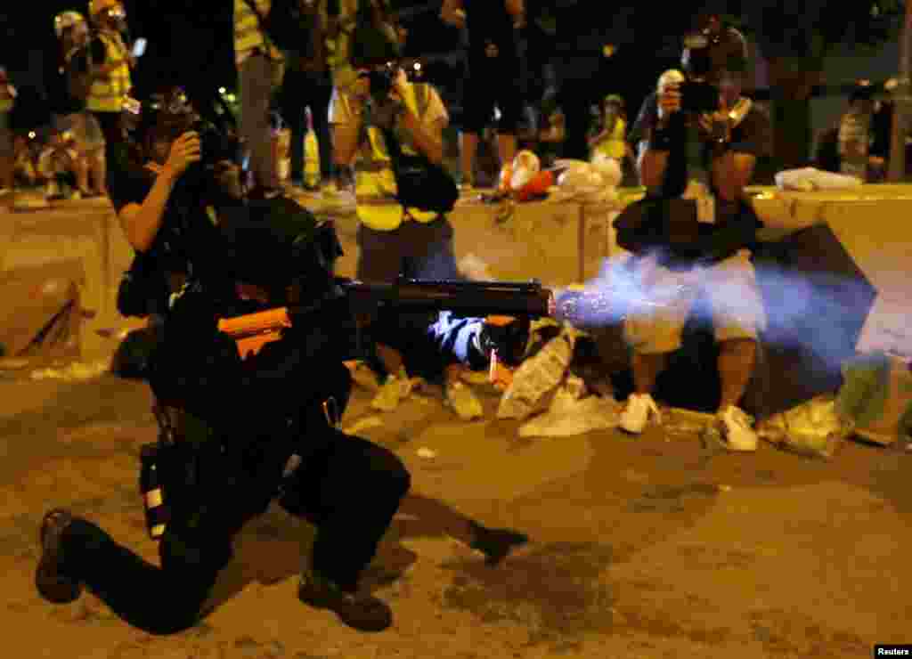 佔據香港立法會的抗議者在午夜前撤出後,香港警察在立法會外向示威者發射催淚煙。 (2019年7月1日)