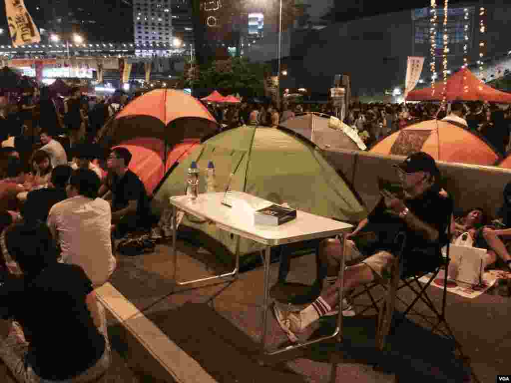 金鐘集會現場放置了桌椅。(美國之音湯惠芸攝)