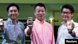 Para petinggi Huawei memperlihatkan ponsel android baru Huawei Ascend P6 dalam peluncuran di acara CommunicAsia di Singapura (19/6).
