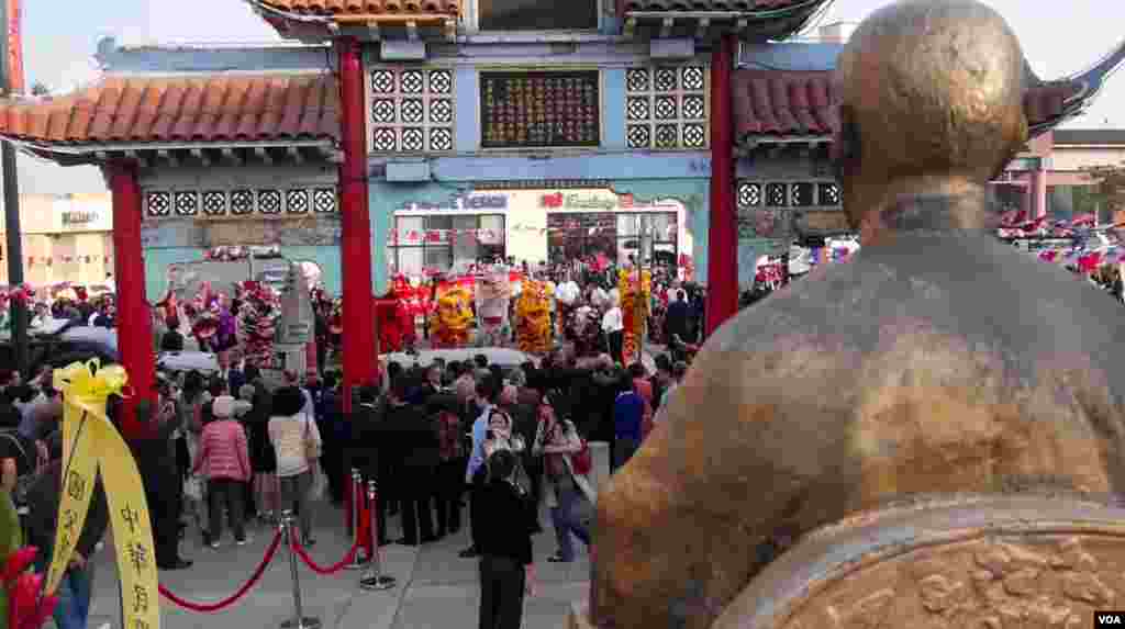 舞獅隊在銅像前的街道歡送馬英九車隊(美國之音國符拍攝)