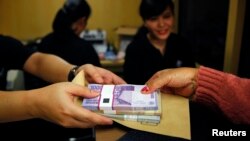 Penukaran uang di salah satu cabang Bank Negara Indonesia (BNI) di Jakarta, 15 Juli 2013 (Foto: dok). 