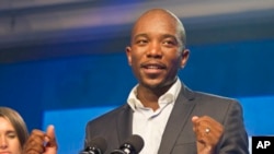 Newly-elected Democratic Alliance (DA) party leader Mmusi Maimane, delivers his victory speech May 10, 2015, in Port Elizabeth, South Africa. 