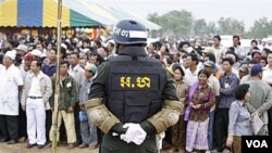 Polisi militer Kamboja berjaga-jaga di dekat daerah perbatasan antara Kamboja dengan Thailand.
