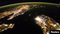미국 항공우주국, NASA 인공위성이 지난 2014년 1월 동아시아 상공을 지나면서 촬영한 한반도 사진. 한국과 중국 사이에 위치한 북한이 캄캄한 바다처럼 보인다.