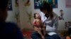 Seorang ibu yang bayinya menderita microcephaly di Brazil (foto: ilustrasi). 