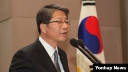 류길재 한국 통일부 장관이 25일 서울 프레스센터에서 열린 민화협 주최 '남북공동번영을 위한 북한 SOC 개발협력 추진방향 토론회'에서 기조연설을 하고 있다.