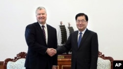 美国朝鲜问题特使斯蒂芬·比根在首尔跟韩国国家安全顾问郑义溶会晤。（2019年2月4日）