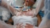 Broj hospitalizacija u Americi je u porastu od kraja decembra 2021. pošto je omikron nadmašio delta varijantu kao dominantnu vrstu koronavirusa u Sjedinjenim Državama. (Foto: AP/Daniel Cole)