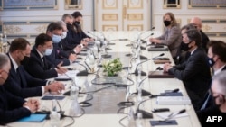 Blinken prezidaantii Yukireen Vilaadmir Zleneskiy waliin ta’uu dhaan kyiiv keessatti ennaa dubbatan, Raashiyaan dubbii tuqachuu yoo barbaadde, battala tarkaanfii fudhachuuf dandeettii qabdi jedhan. 