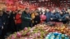 Presiden China Xi Jinping berbicara kepada warga saat ia mengunjungi pasar makanan di Shenyang, Provinsi Liaoning, pada 23 Januari 2025, menjelang Tahun Baru Imlek. (Kantor Berita Xinhua melalui AP)