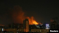 Asap dan api membubung saat penembakan di dekat Kyiv, saat Rusia melanjutkan invasi ke Ukraina pada 26 Februari 2022. (Foto: REUTERS/Gleb Garanich)
