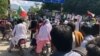 هزاران نفر به سوی کشمیر تحت کنترول هند راه‌پیمایی می‌کنند