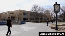 Mahasiswa berjalan melintasi kampus University of New Mexico di Albuquerque, New Mexico. (Foto: VOA)