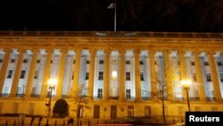 资料照片：美国财政部大楼夜景。 （2020年12月13日）