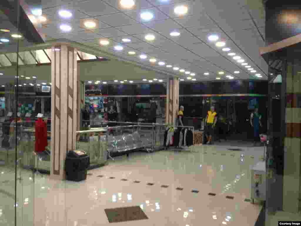 Stores were open in a shopping mall in Baneh, Iran, May 18, 2018, but it was virtually deserted. Local residents blame the lack of business on Tehran’s monthslong blockade of border footpaths, which Baneh shopkeepers have relied upon to import desirable goods from Iraq.