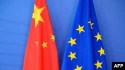 资料照：中国国旗与欧盟旗帜。