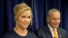 Komedian Amy Schumer Serukan Pengetatan Kontrol Senjata di AS