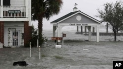 Angin kencang dan air menggenangi gedung-gedung di kawasan Front Street, pusat kota Swansboro, North Carolina, saat badai Florence menghantam wilayah tersebut, 14 September 2018. 