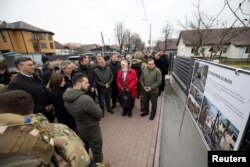 ولودیمیر زلنسکی، رئیس جمهوری اوکراین، در مراسم گرامیداشت اولین سالگرد آزادی بوچا از اشغال نیروهای روسیه. بوچا، اوکراین - ۳۱ مارس ۲۰۲۳ (۱۱ فروردین ۱۴۰۲)