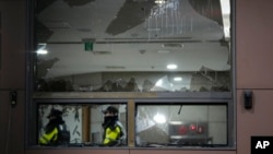 南韓警察在受到支持尹錫悅總統的抗議者衝擊破壞的首爾西部地方法院內巡邏。