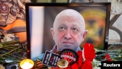 24 Ağustos 2023 - Moskova'da Wagner lideri Yevgeni Prigojin'i ananlar, Wagner patronunun fotoğrafının önüne çiçekler bıraktı, mumlar yaktı.