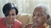 Primeira-dama norte-americana Michelle Obama com antigo presidente sul-africano Nelson Mandela, na sua casa em Houghton, África do Sul (21 de Junho 2011)