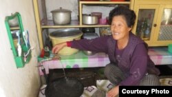 북한 주민이 아일랜드 인도주의 지원단체인 '컨선월드와이드'가 설치한 수도 시설을 사용하고 있다.