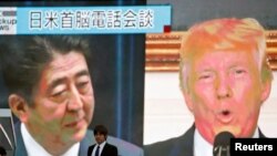 東京街頭大告示版9月3日顯示安倍(左)與川普因北韓核試驗與彈道導彈等威脅通話。