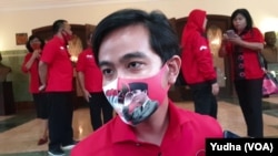 Putra Presiden Jokowi, Gibran Rakabuming, saat ditemui di rumah Dinas Walikota Solo, Jumat petang (17/7). (Foto: VOA/Yudha Satriawan)